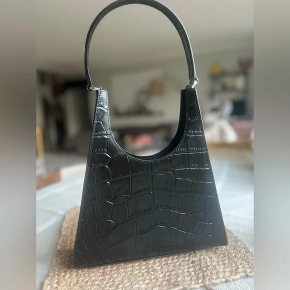 The STAUD Rey Bag in black is a triangular leather bag featuring a top handle - Picture 3 of 5